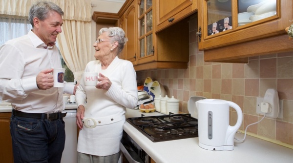 3rings plug in use with founder Steve Purdham and his mum Iris-min